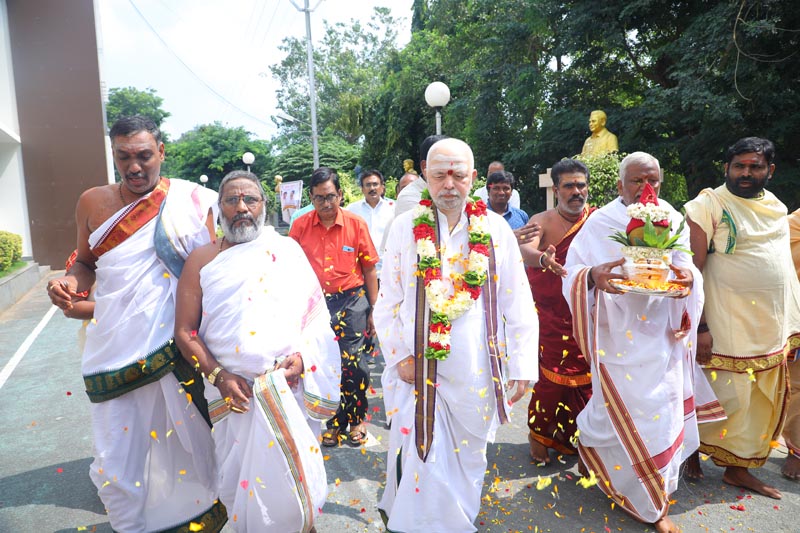 Sri Mulugu Ramalingeshwara Varaprasad Siddhanti was honoured with Jyotishyasastra Vignana Visharadha at Tummalapalli Kalakshetram, Vijayawada (34)